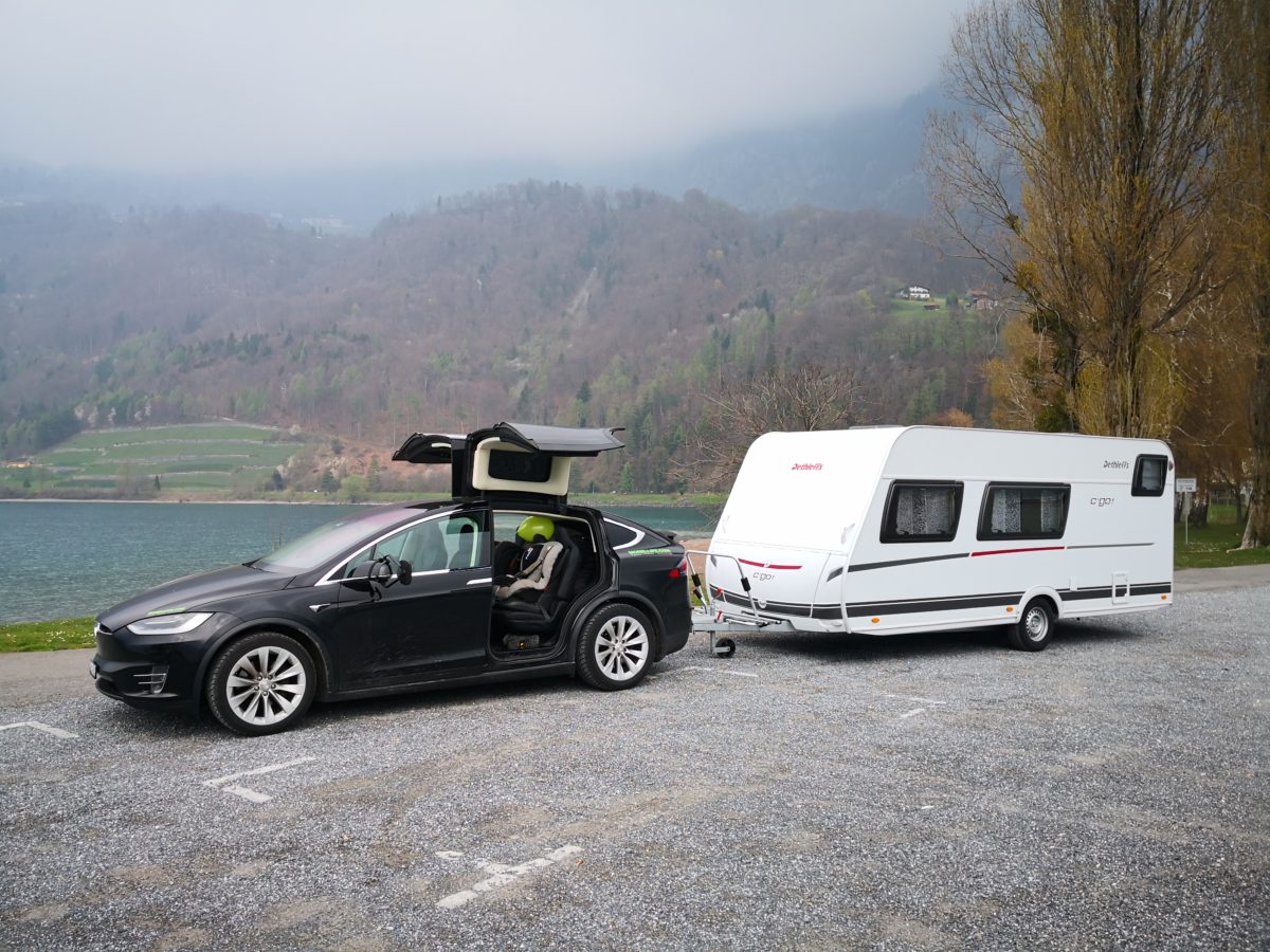 Wohnwagen-Camping mit dem Tesla Model X